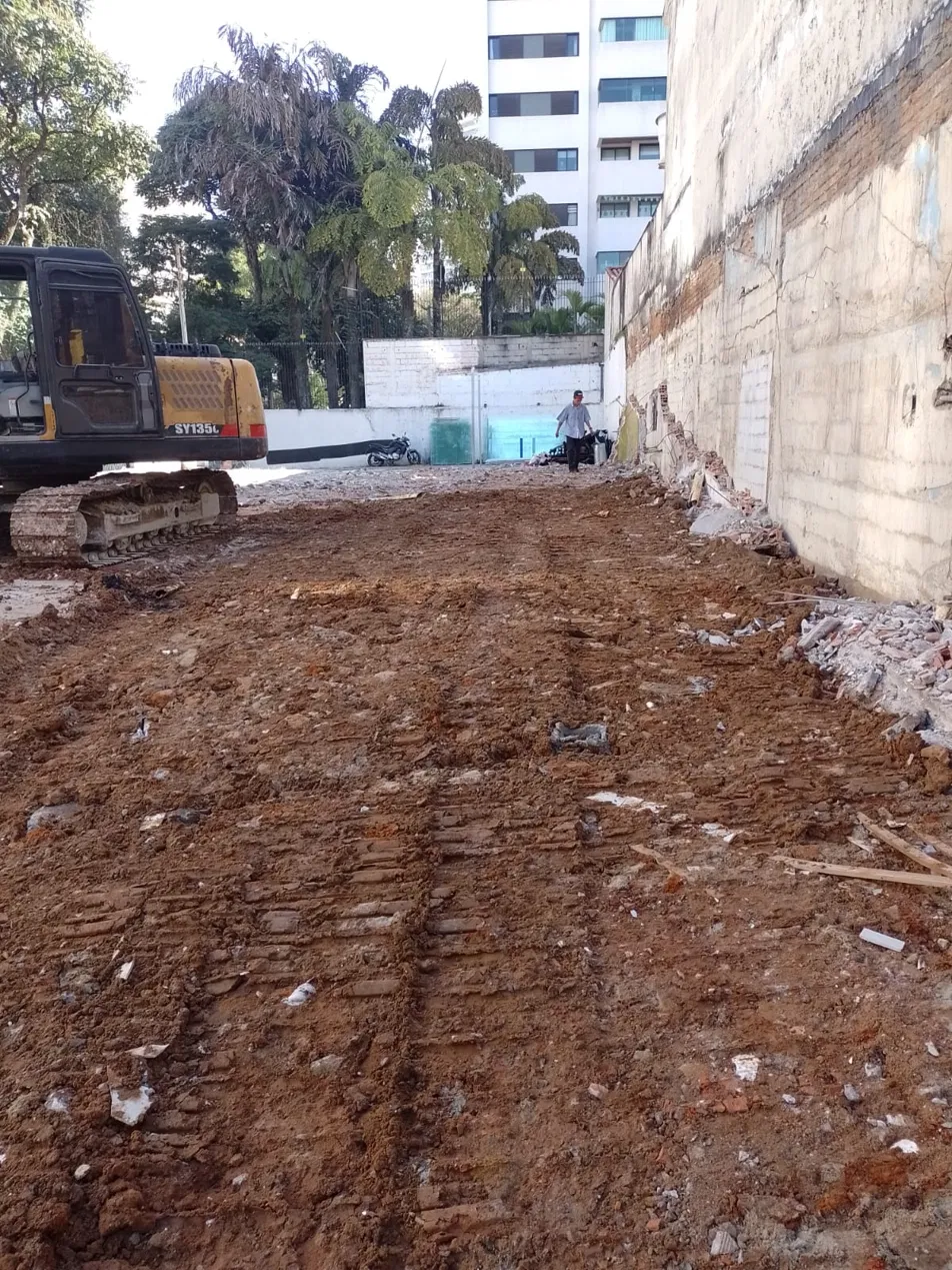 Limpeza e nivelamento de terreno — Santo Amaro